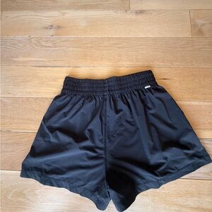 Vuori Villa shorts size medium